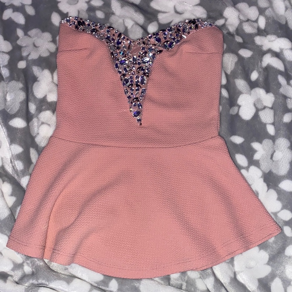 pink sleeve/strap less top with ruffle at bottom!